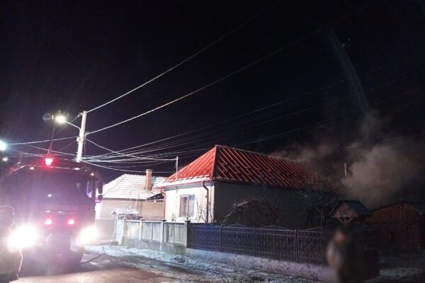 Acoperișul unei case din comuna Mica a luat foc. Incendiul a fost lichidat rapid
