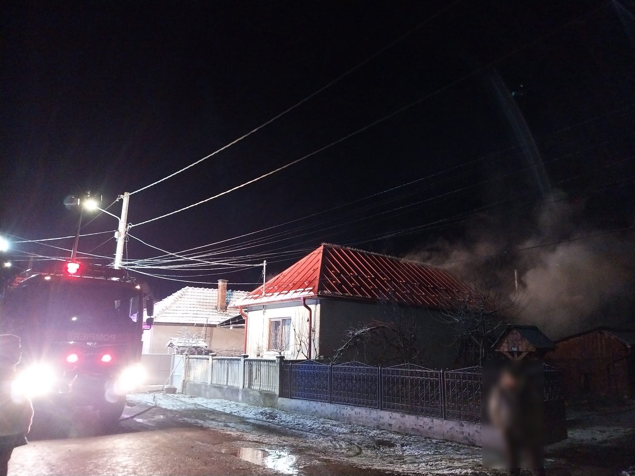Acoperișul unei case din comuna Mica a luat foc