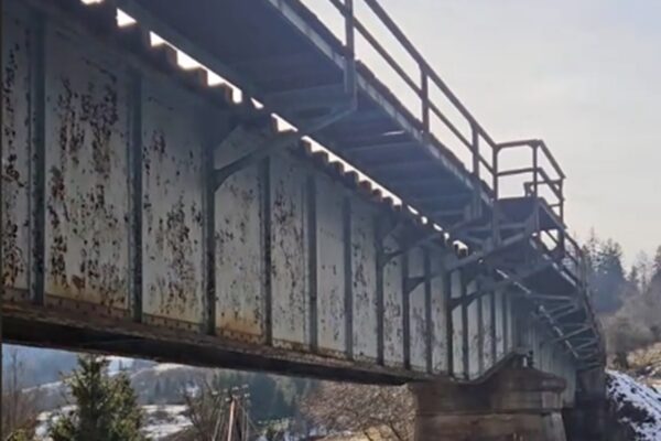 Viaductul CFR de pe o linie strategică în stare avansată de degradare. Oricând poate avea loc aici o catastrofă feroviară