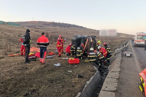 Mașină răsturnată la intrarea în Jucu, pe marginea drumului