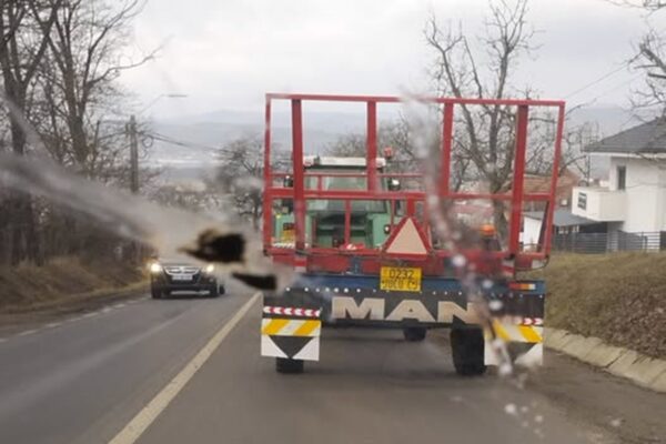 Proprietarii de tractoare intră de pe câmp, cu noroiul pe roți, direct pe drumul național. S-a întâmplat la Apahida, județul Cluj