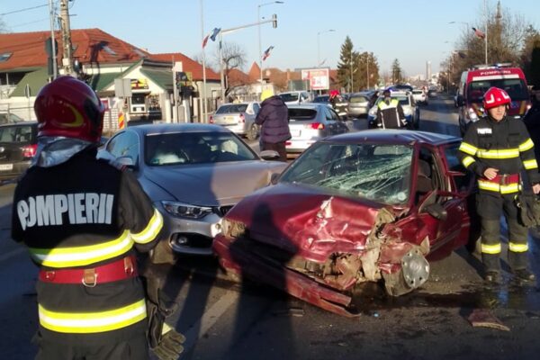 Accident pe strada Avram Iancu, în Florești. Se circulă cu mare greutate pe DN 1