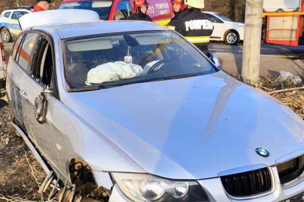 E tot mai periculos sa fii șofer de BMW! Pompierii clujeni chemați de urgență la un accident