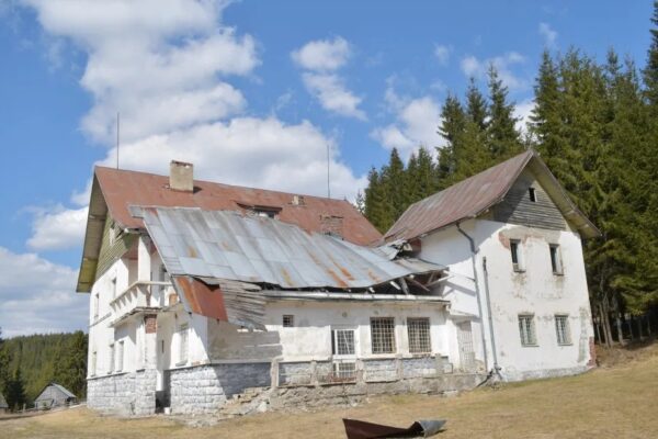 Vă mai aduceți aminte de tabăra de la Blăjoaia. Va fi reconstruită și folosită de studenți