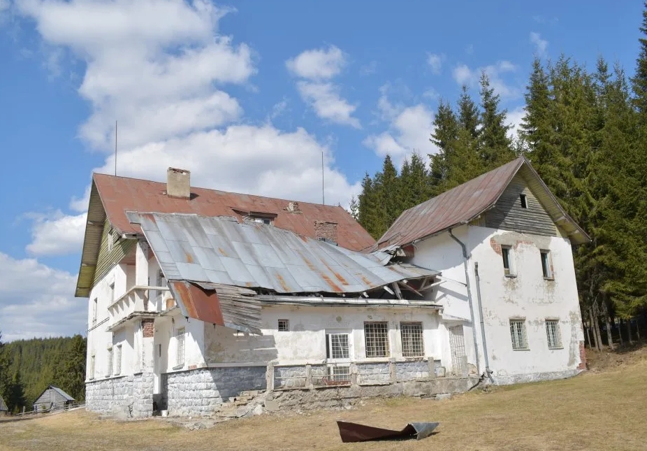 Cabana Blăjoaia, în paragină