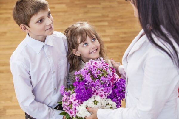Ministrul Educației le cere părinților să îi denunțe pe profesorii care cer cadouri de 8 martie