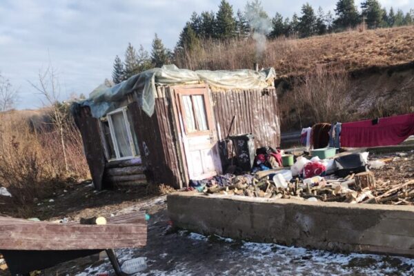 Dramă la Călățele, județul Cluj. Șase copii stau sub cerul liber. Mama lor are doar 21 de ani. Va vine să credeți