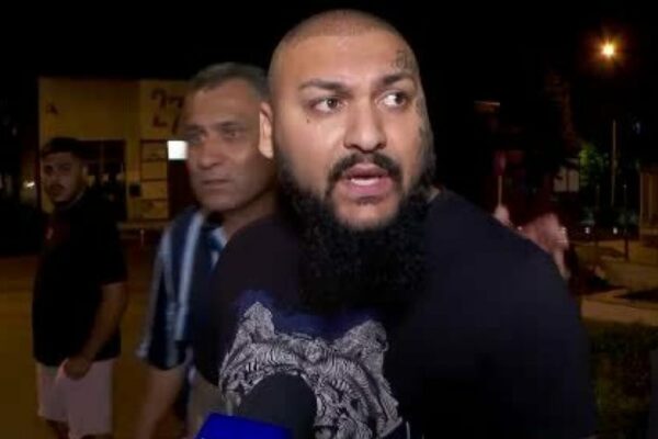 Dani Mocanu nu mai suportă Clujul, după al doilea concert eșuat. S-a speriat de poliție și nu a mai urcat pe scenă