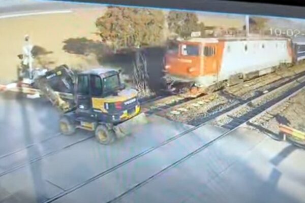 Excavator lovit de un tren de călători. Ce căuta pe calea ferată?