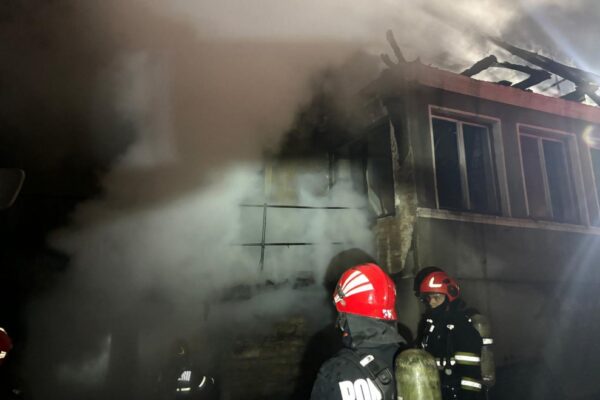 Casă distrusă de un incendiu pornit de la o țigară în Vultureni