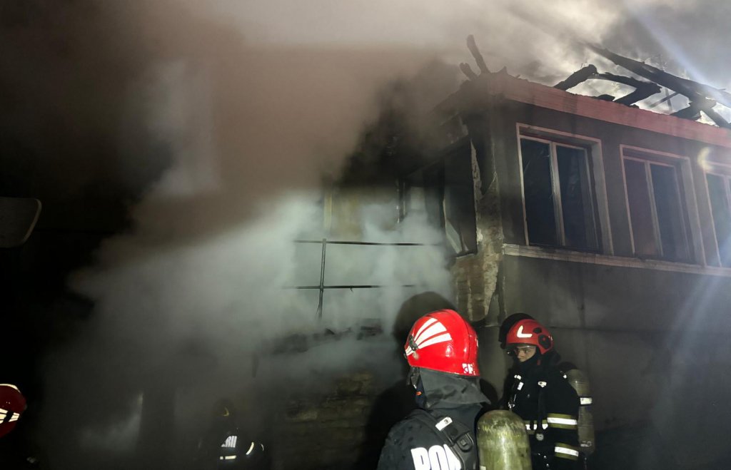 Casă distrusă de un incendiu pornit de la o țigară