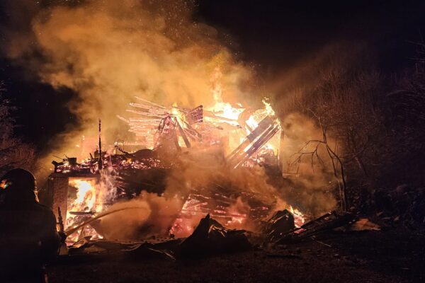 Cabană mistuită noaptea trecută în comuna Iara!