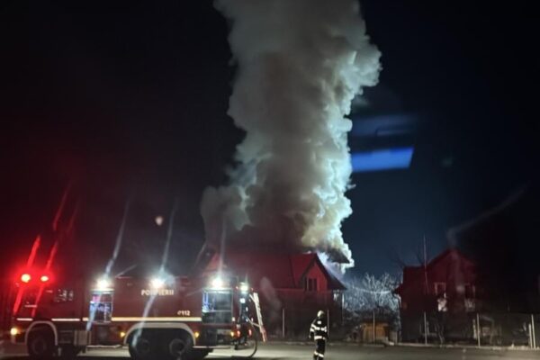 Incendiu puternic la Sânnicoară, Cluj. Au acționat 22 de pompieri