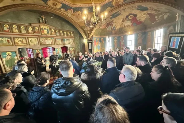 Durere mare la priveghiul tinerei din Cluj, ucisă de un tânăr de bani gata care făcea ”liniuțe”