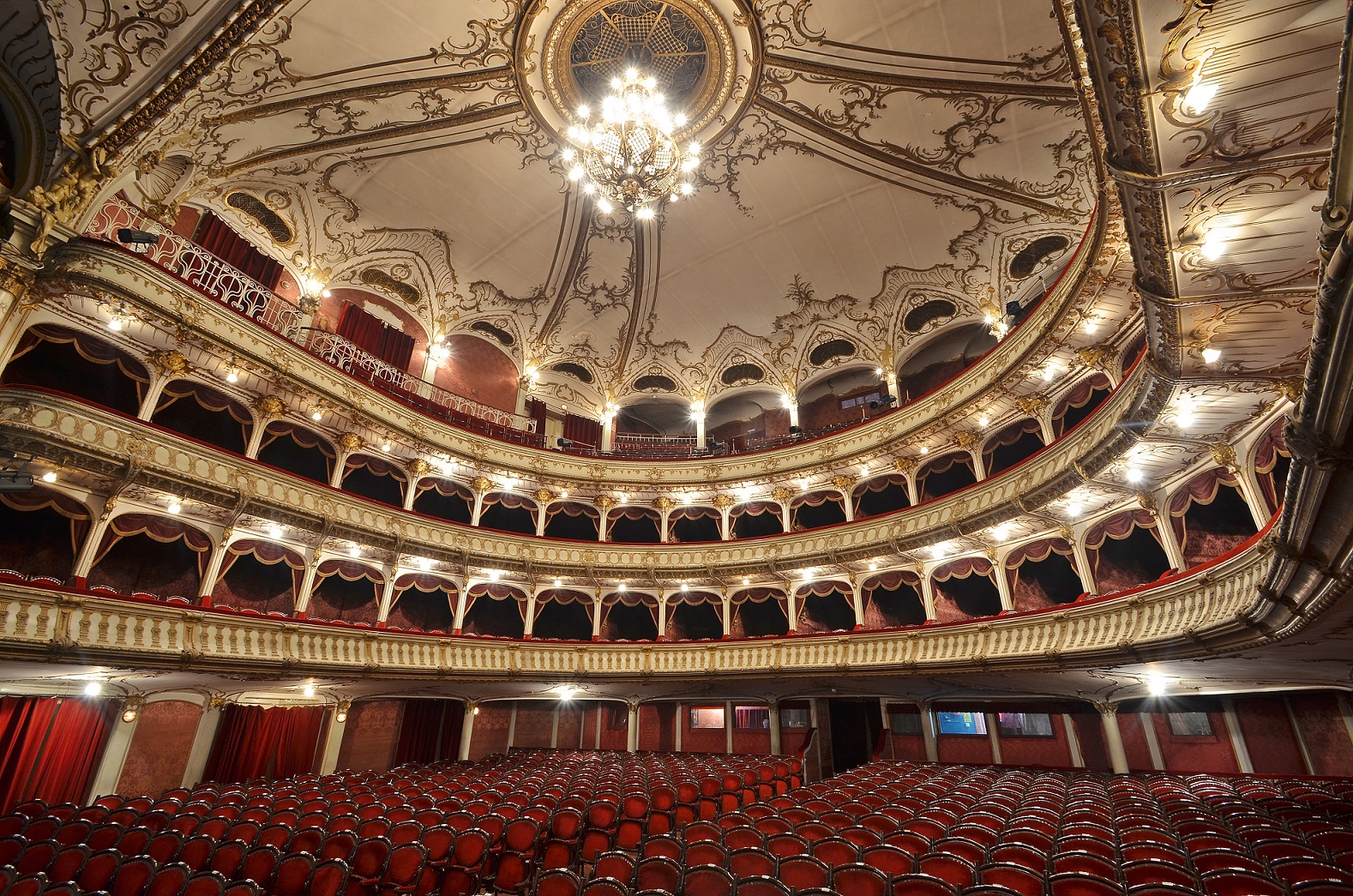 Teatrul Național din Cluj îi așteaptă duminică pe clujeni