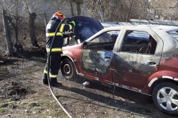 Mașină mistuită într-o localitate din Cluj. Au intervenit pompierii