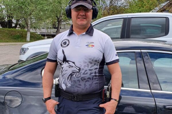Polițist clujean, fost mercenar în Congo. E activ și are acces la armă, dar și la rastelul cu arme a unei secții din Cluj Napoca.
