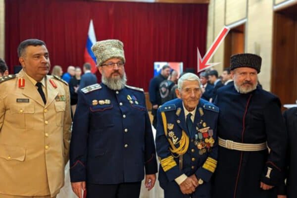 Generalul acuzat de trădare, Radu Theodoru poartă cu mândrie o medalie primită de la Stalin. O afișează la vedere chiar la întâlnirile oficiale