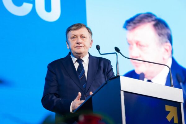 Mii de clujeni duși cu forța la mitingul lui „Căcărău”. Altfel, candidatul PNL + PSD nu ar avea asistență