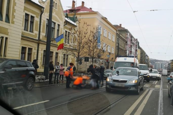 Accident pe strada Horea, în Cluj Napoca. Un bărbat a fost dus la spital cu leziuni grave la coloana vertebrală