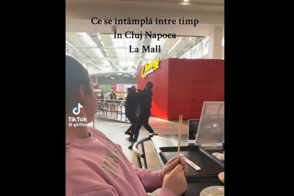 Doi bărbați s-au luat la bătaie în VIVO!, sub ochii copiilor – VIDEO