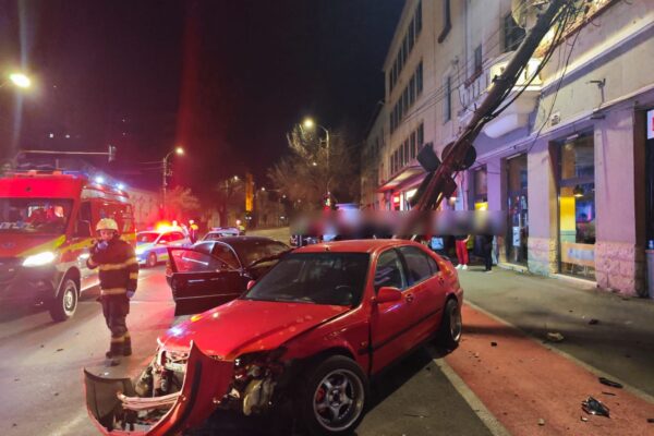 Accident în centrul Clujului cu un BMW și un AUDI. Au făcut o liniuță care s-a sfârșit într-un stâlp