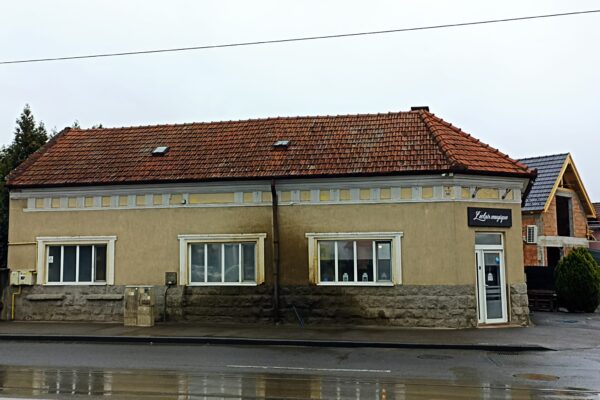 O familie din Cluj Napoca este disperată. Așa le arată casa după fiecare ploaie