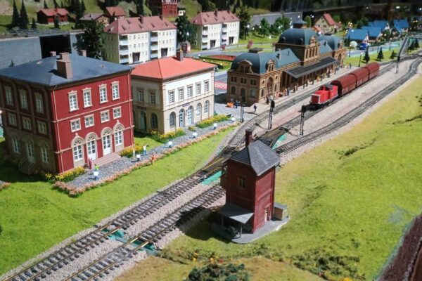 Tu ce faci în acest weekend? Ai văzut cea mai tare expoziție de trenulețe și miniaturi din Cluj-Napoca, la Cinema Dacia?