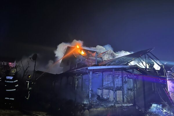 Incendiu la Apahida. O casă a fost distrusă VIDEO