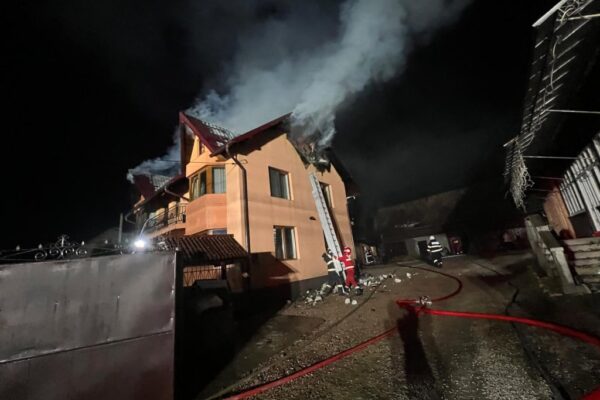 INCENDIU la o casă din Mănăstireni. A ars acoperișul casei