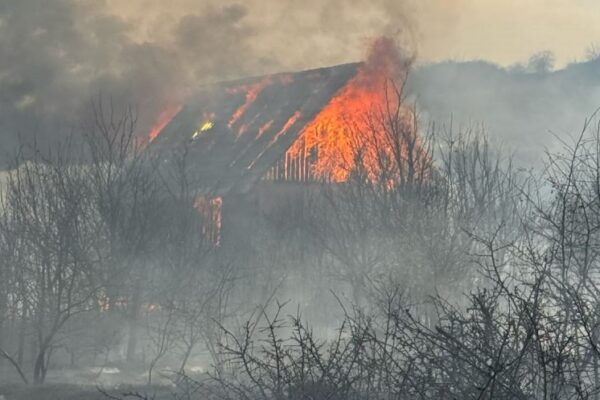 Incendiile de vegetație continuă să facă ravagii la Cluj. Cabane și case, puse în pericol!