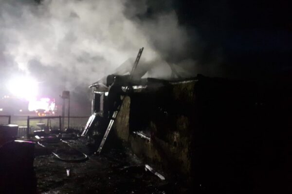 Pompierii s-au luptat patru ore cu un incendiu la casă din Țaga