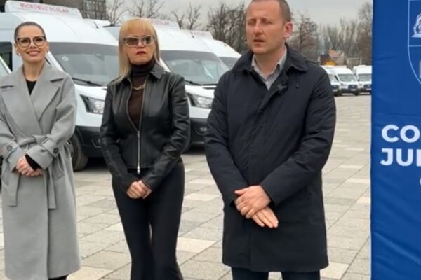 Ce talie de ”viespe” are directoarea Rațiu de la Consiliul Județean Cluj. A captat toate privirile la conferința de presă despre microbuzele electrice