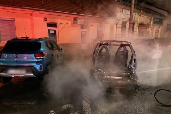 Mai multe mașini distruse de un incendiu pe Calea Dorobanților
