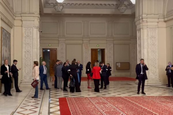 Parlamentarii „chiulangii” sancționați cu 5% din indemnizație