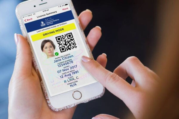 Va fi introdus permisul de conducere european, accesibil și de pe telefon!