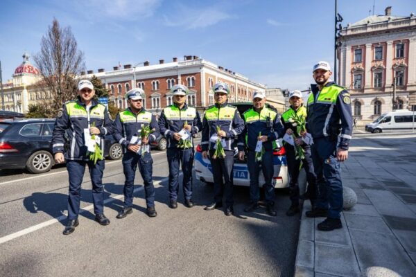 Șefii Poliției Cluj le transmit polițiștilor să-și închidă ”pliscul” și să nu se mai vaite pentru orice. Pelerinele, bune, rele, vor fi cumpărate