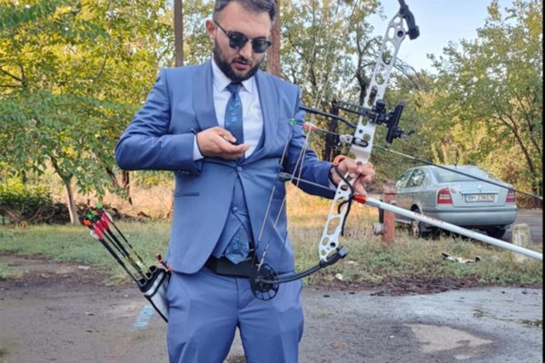 Este incredibil. Un procuror român le-a cerut polițiștilor să îl păzească în timp ce trage cu arcul