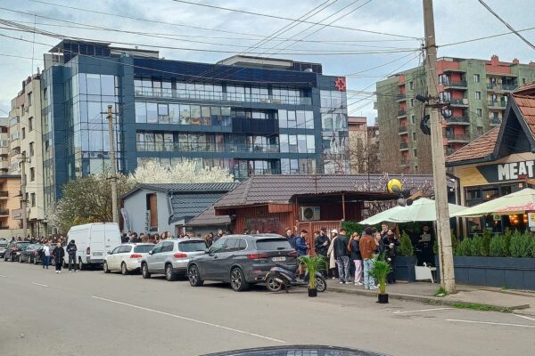 Chiar așa mare foamea e în Cluj? Coadă uriașă la burgeri gratis dați de un restaurant clujean
