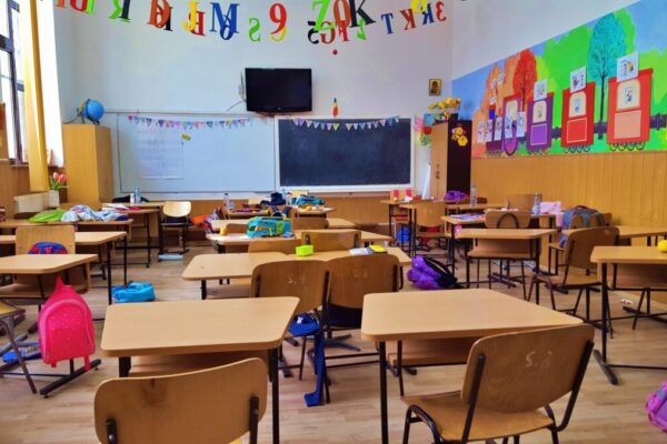 Trei școli clujene ar putea primi 300.000 euro pentru reducerea abandonului școlar