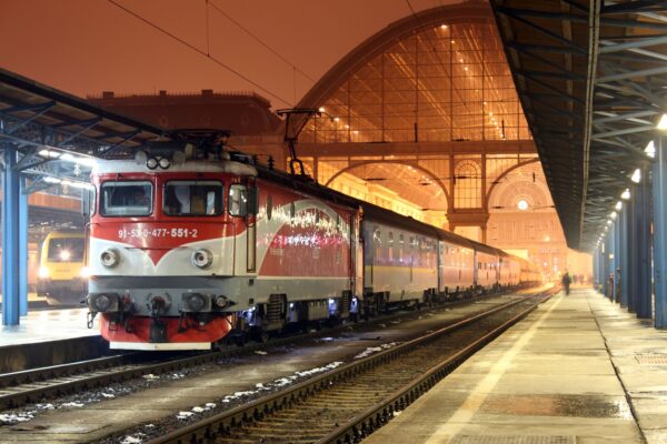 Studenții pot cumpăra online bilete și abonamente de tren cu 90% reducere