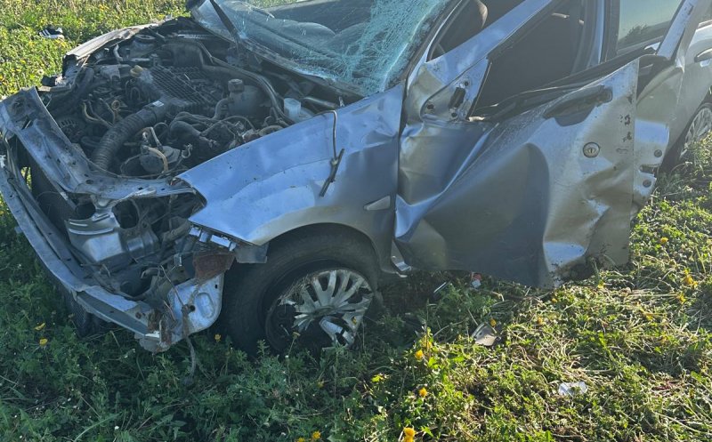 Un tânăr de 20 ani a ajuns cu mașina în șanț