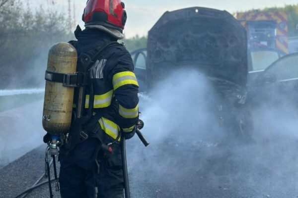 O mașină a luat foc pe Centura Vâlcele-Apahida