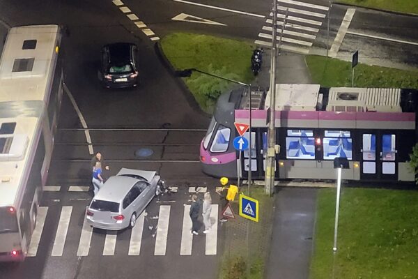 Accident în cea mai periculoasă intersecție din Cluj Napoca. Un BMW s-a făcut praf de un tramvai