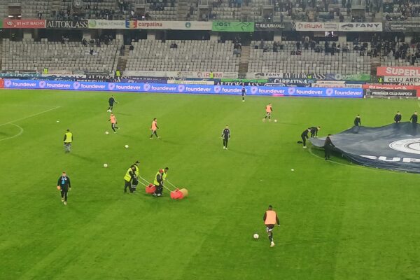 Deși a costat o avere gazonul, drenajul de pe Cluj Arena se face tot cu piciorul, ca la „județeană”