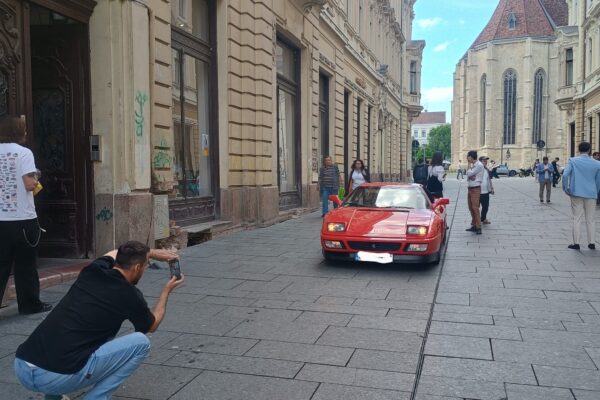 Senzație roșie pe pietonala Iuliu Maniu. Ședință foto cu un bolid de lux marca Ferrari