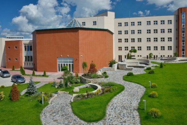 UMF Cluj pregătește o adevărată „revoluție verde”. Vor fi instalate 10 sisteme de panouri fotovoltaice
