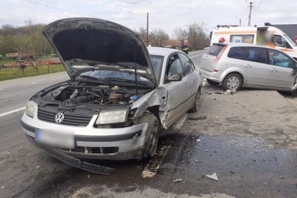 Două mașini implicate într-un accident la Fundătura