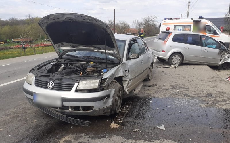 Două mașini implicate într-un accident