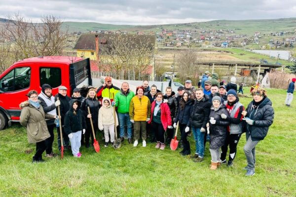 Acțiune amplă de plantare în Câmpenești. Peste 200 de voluntari au participat